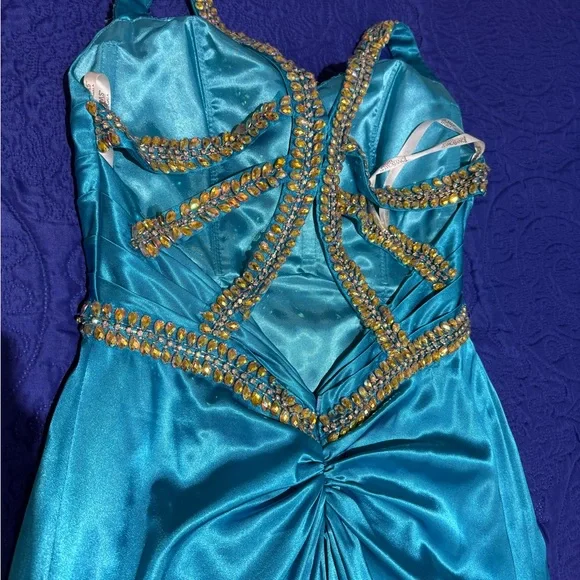 Elegant Teal Evening Gown - Picture 3 of 7